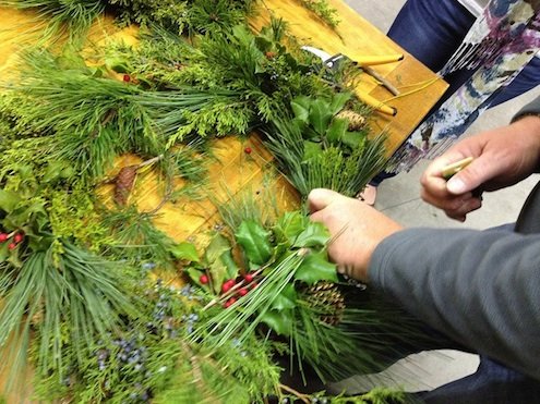 Finishing the wreath off.