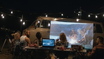 DIY Outdoor Movie Screen Materials and Ideas for Any Yard