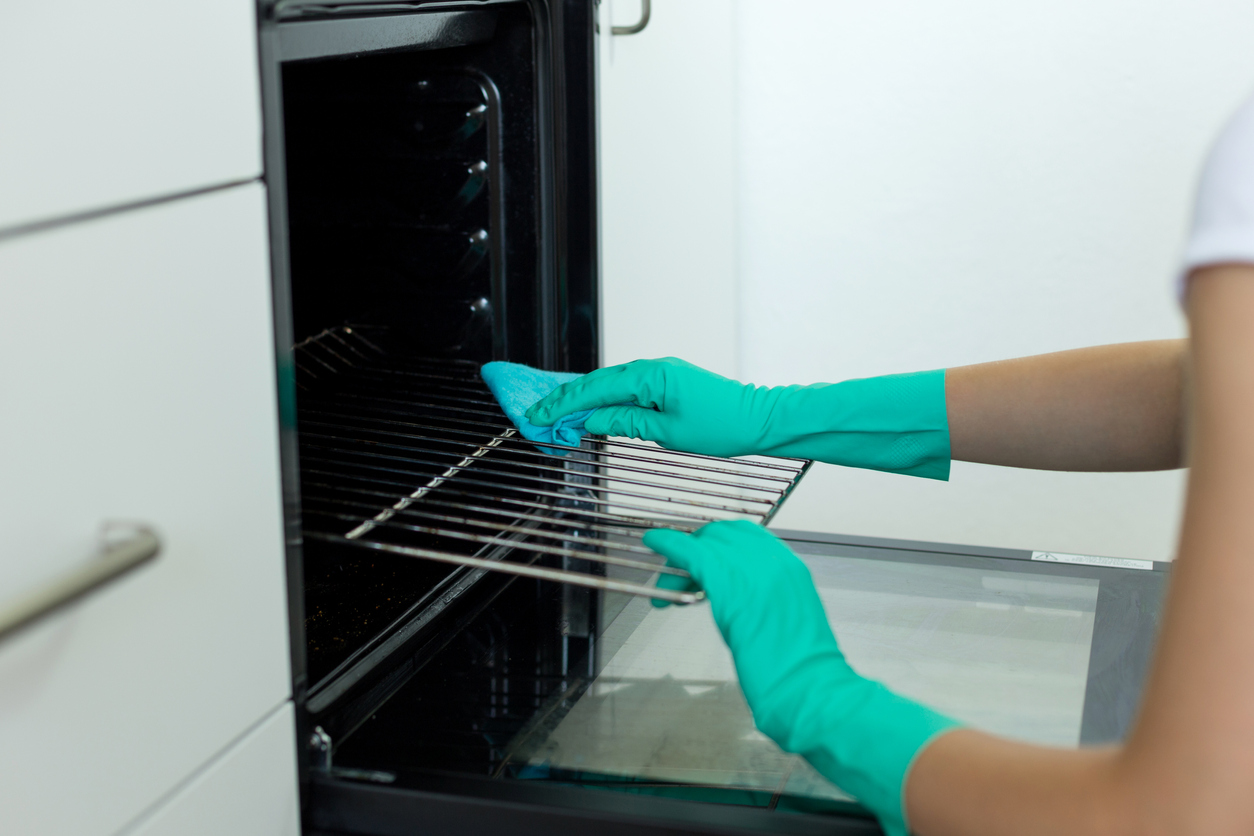 how to clean an oven