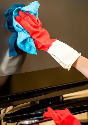 Cleaning a Flat Screen TV - Dusting