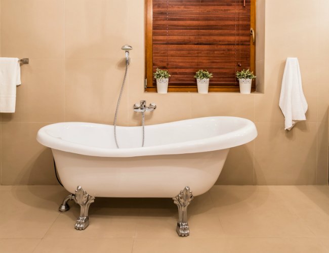 How to Paint a Bath Tub - White Clawfoot Tub