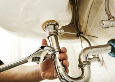 Sewer Smell in Bathroom? A Master Plumber Explains What to Do