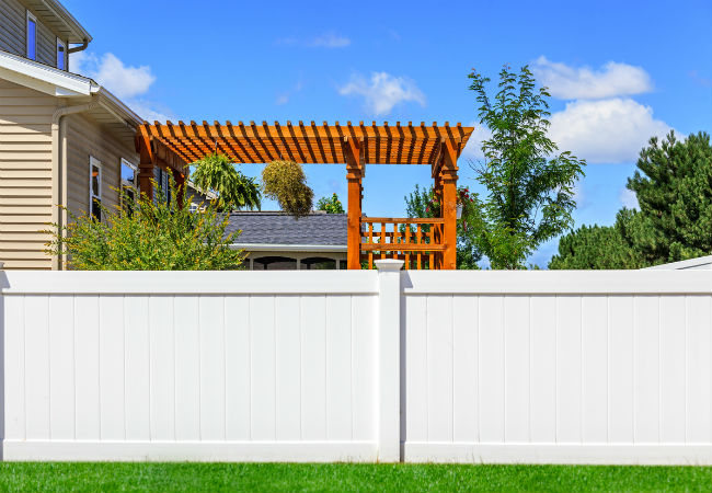 Wood vs Vinyl Fence: Which to Choose for Your Yard