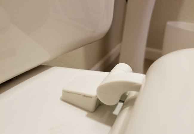 How to Tighten a Toilet Seat