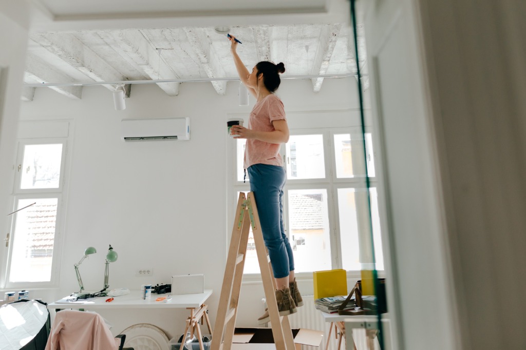 how to paint a ceiling