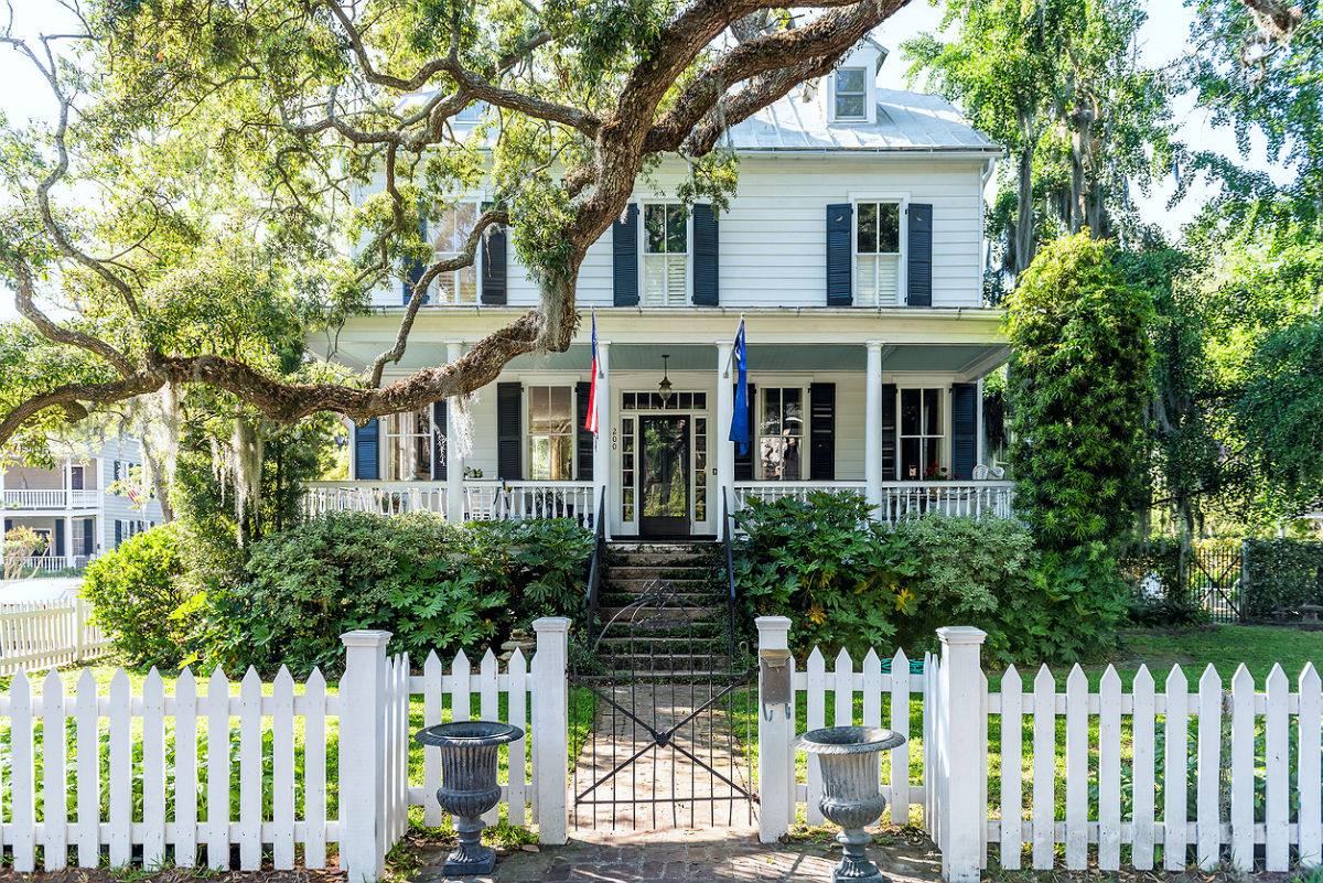 Here's Why You See So Many Blue Porch Ceilings