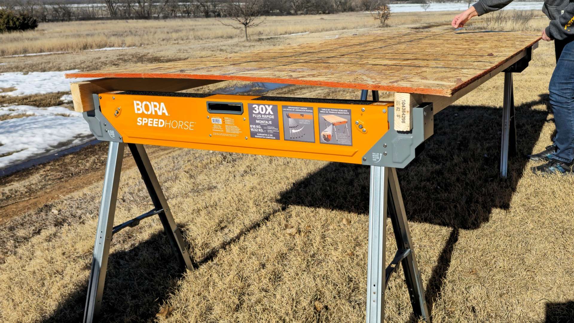 woman-using-plywood-bora-speedhorse-sawhorses