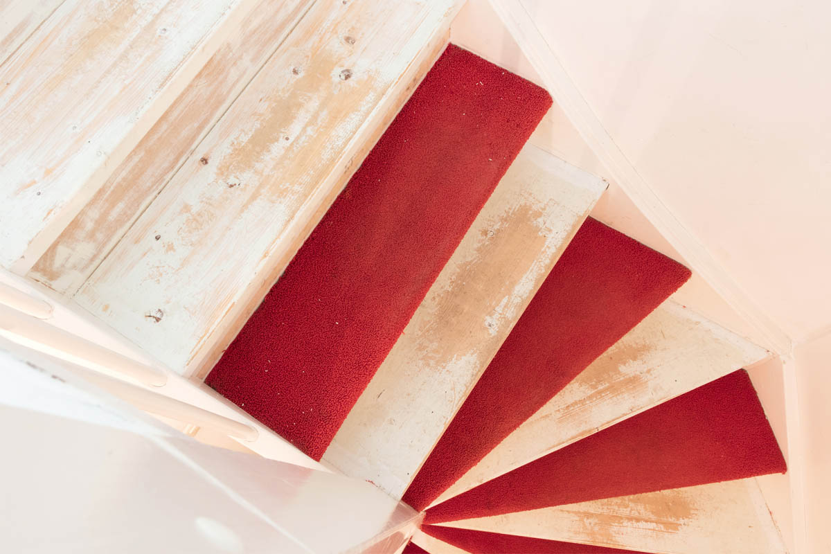 5 Things to Know When Removing Carpet from Stairs