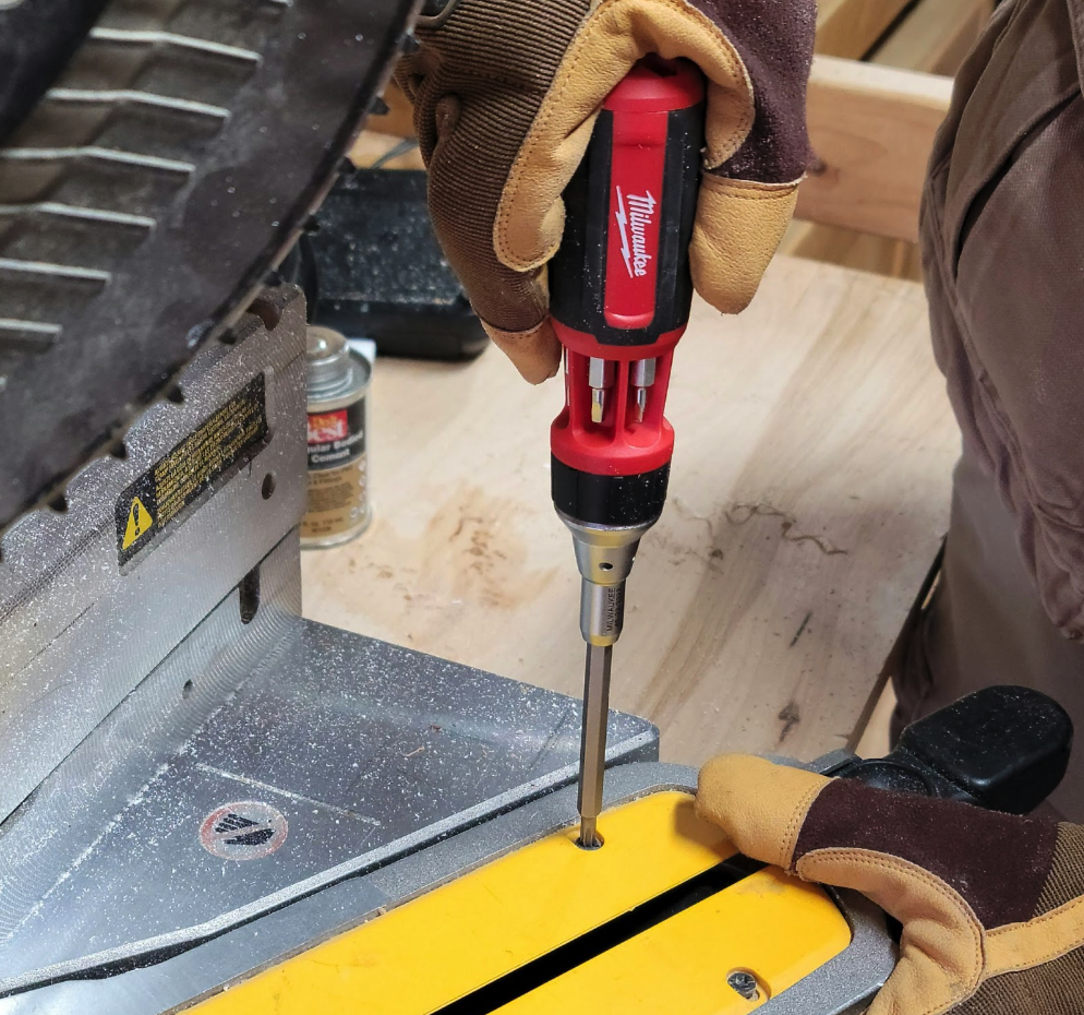 Ratcheting screwdriver in use