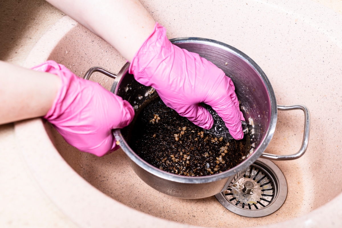 scrubbing pot with metal ball