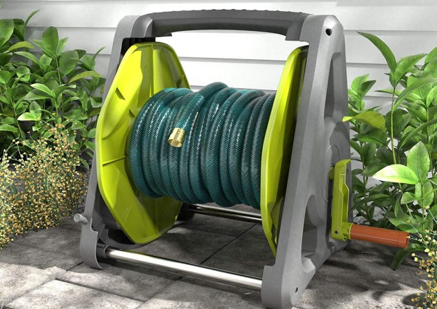 How to Pick the Best Retractable Hose Reel for Washing Cars