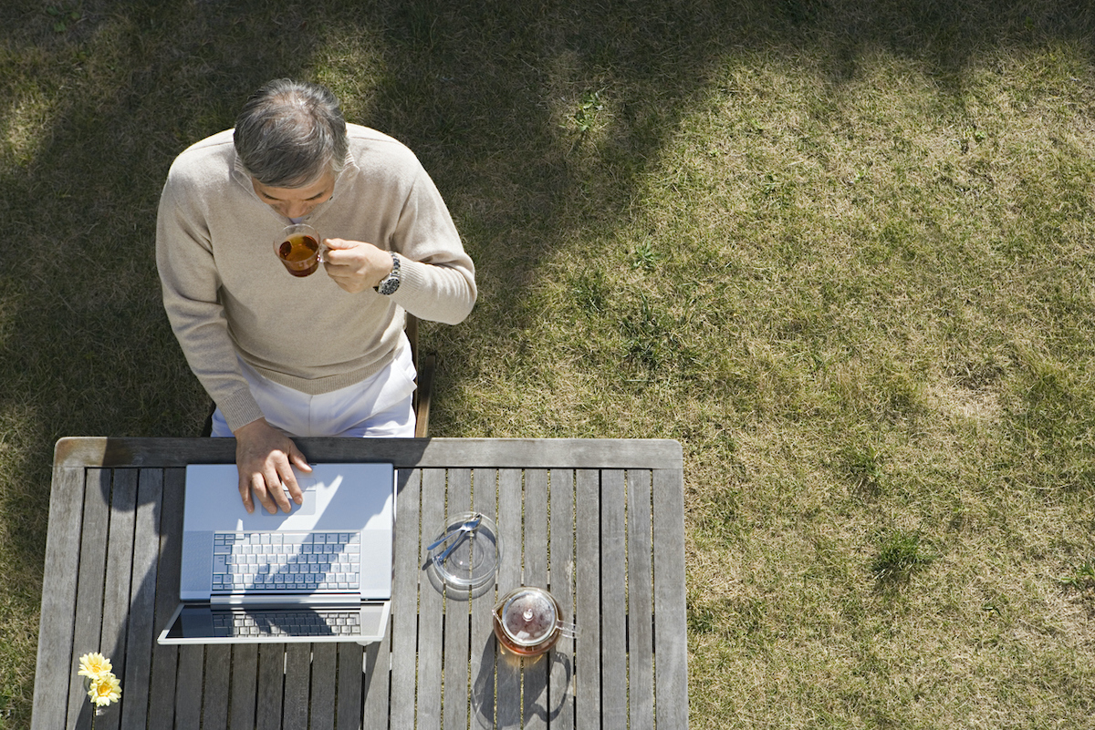 using a box for computer shade when working outdoors