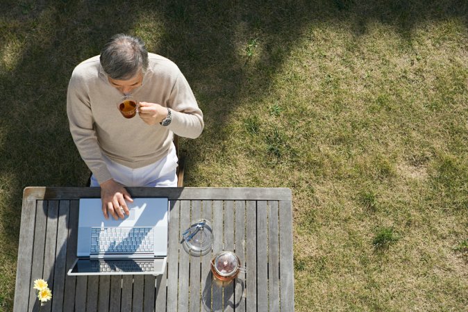 using a box for computer shade when working outdoors