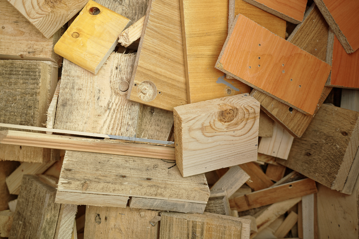 Short wooden cuts of boards and lumber. Woodworking waste in the carpentry shop. Top view.