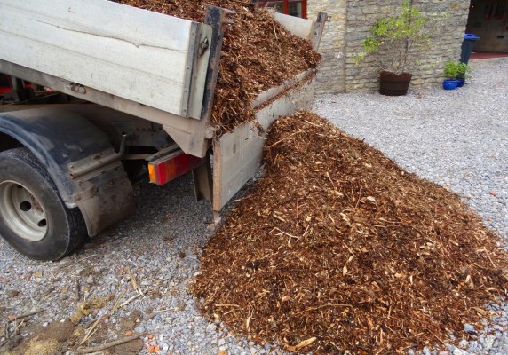 Buying a Yard of Mulch: A Cost and Selection Guide - Bob Vila