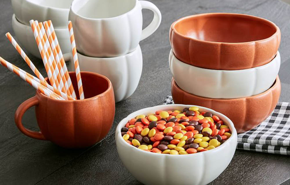 La meilleure option de décoration d'Halloween : tasse en grès en forme de citrouille de Pottery Barn