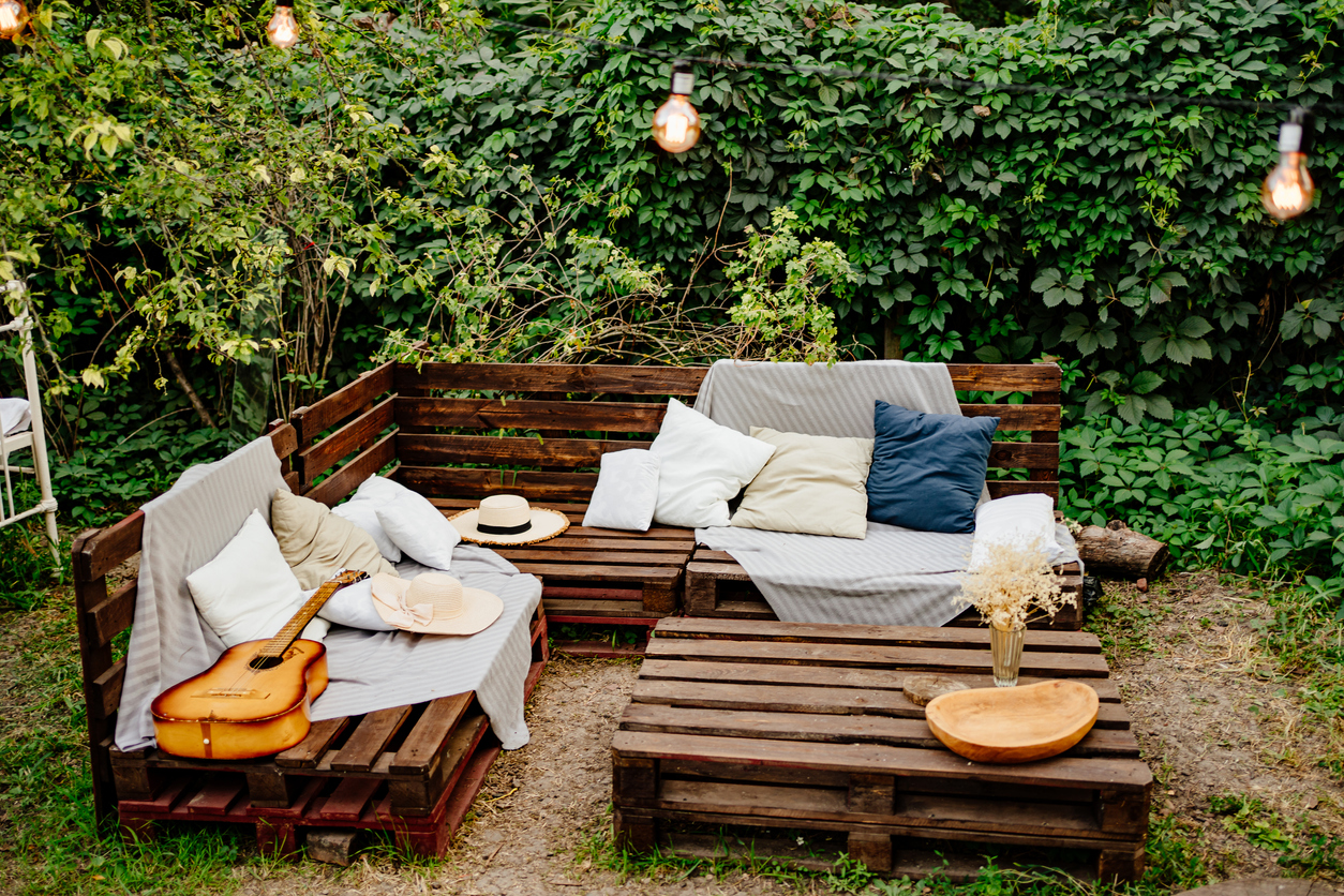 Backyard seating and table made from wooden pallets.