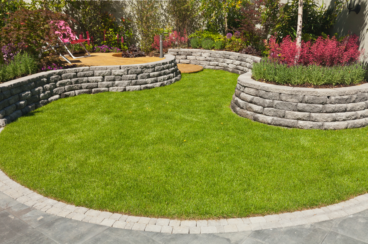 A curved retaining wall in backyard.