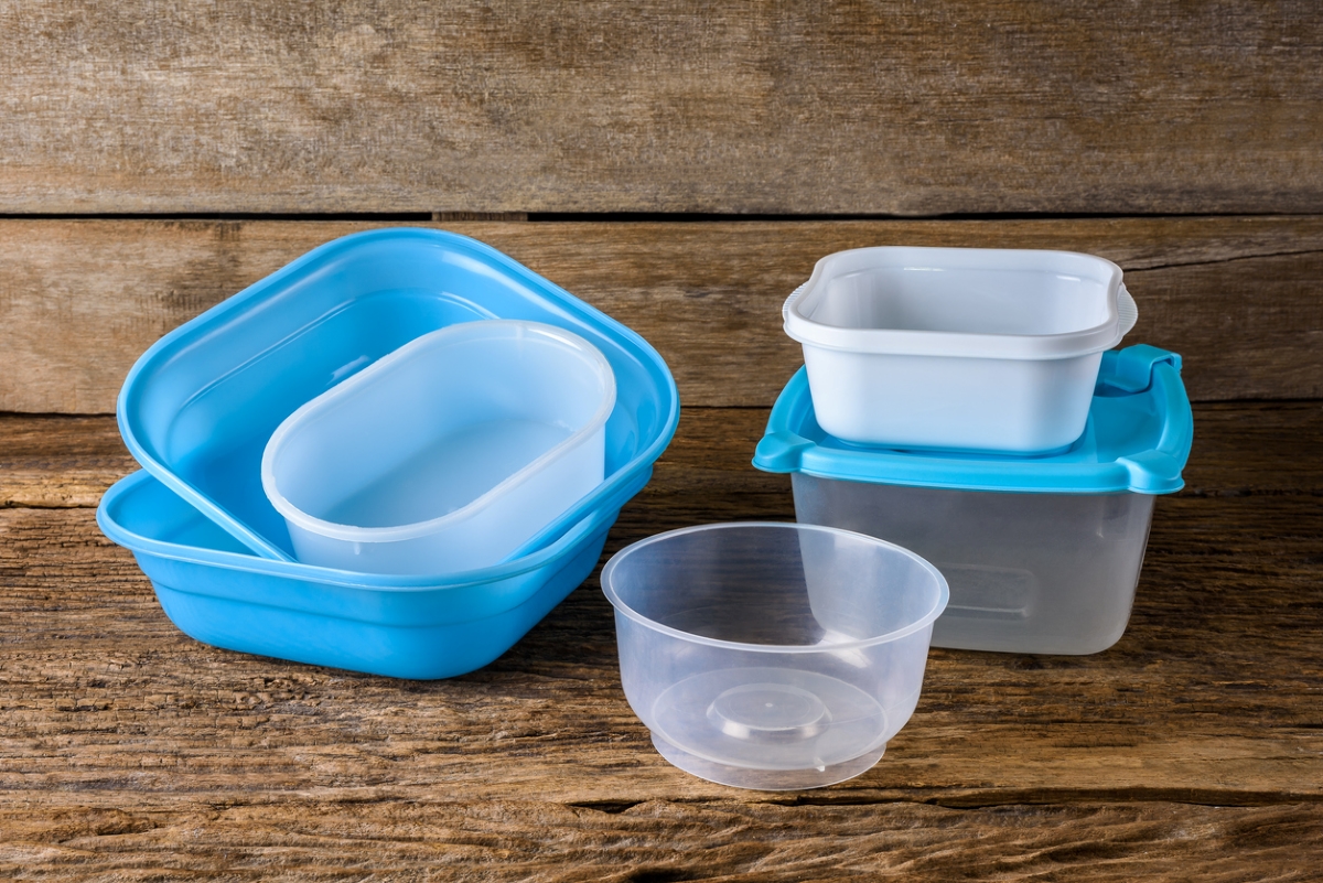 A variety of plastic food containers, some blue and some white.