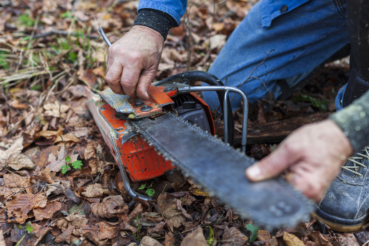 how to tighten a chainsaw chain