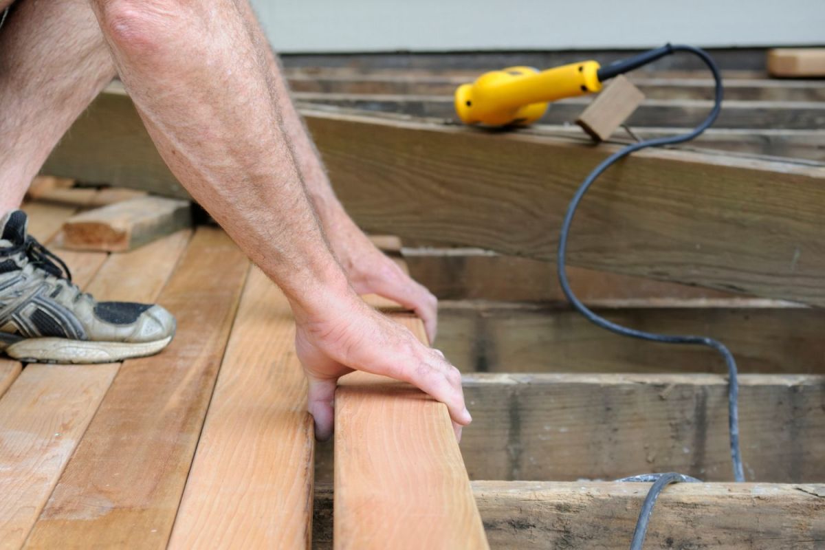 4 Ways to Tell If You Should Repair or Replace Your Deck