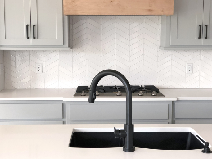 2022-design-trends-to-ditch-black-faucet