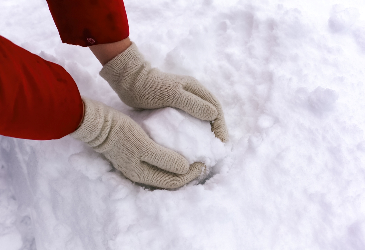 how to build a snowman - hands making snowball