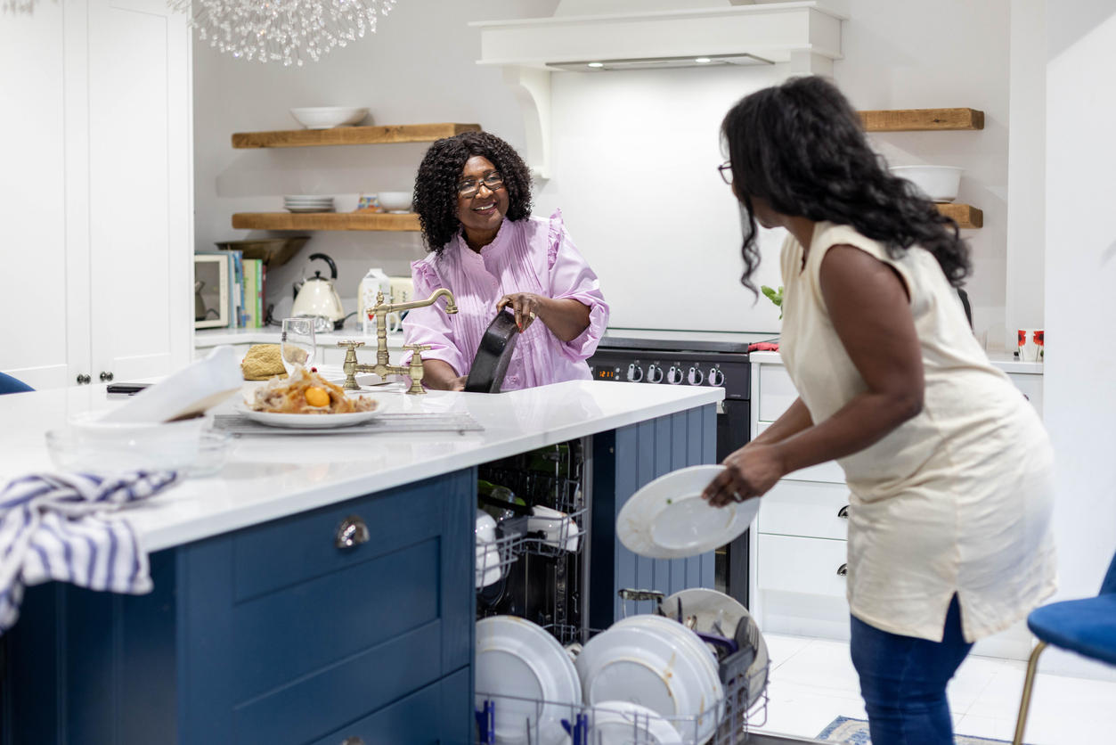 iStock-1417268204 ways to improve your life mother and daughter doing chores in the kitchen