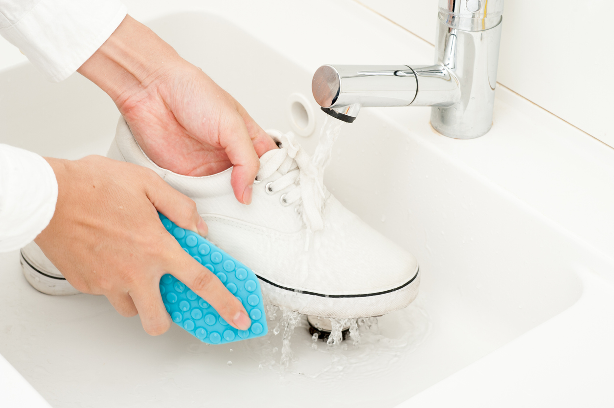 how to use oxiclean washing white canvas shoes in the sink