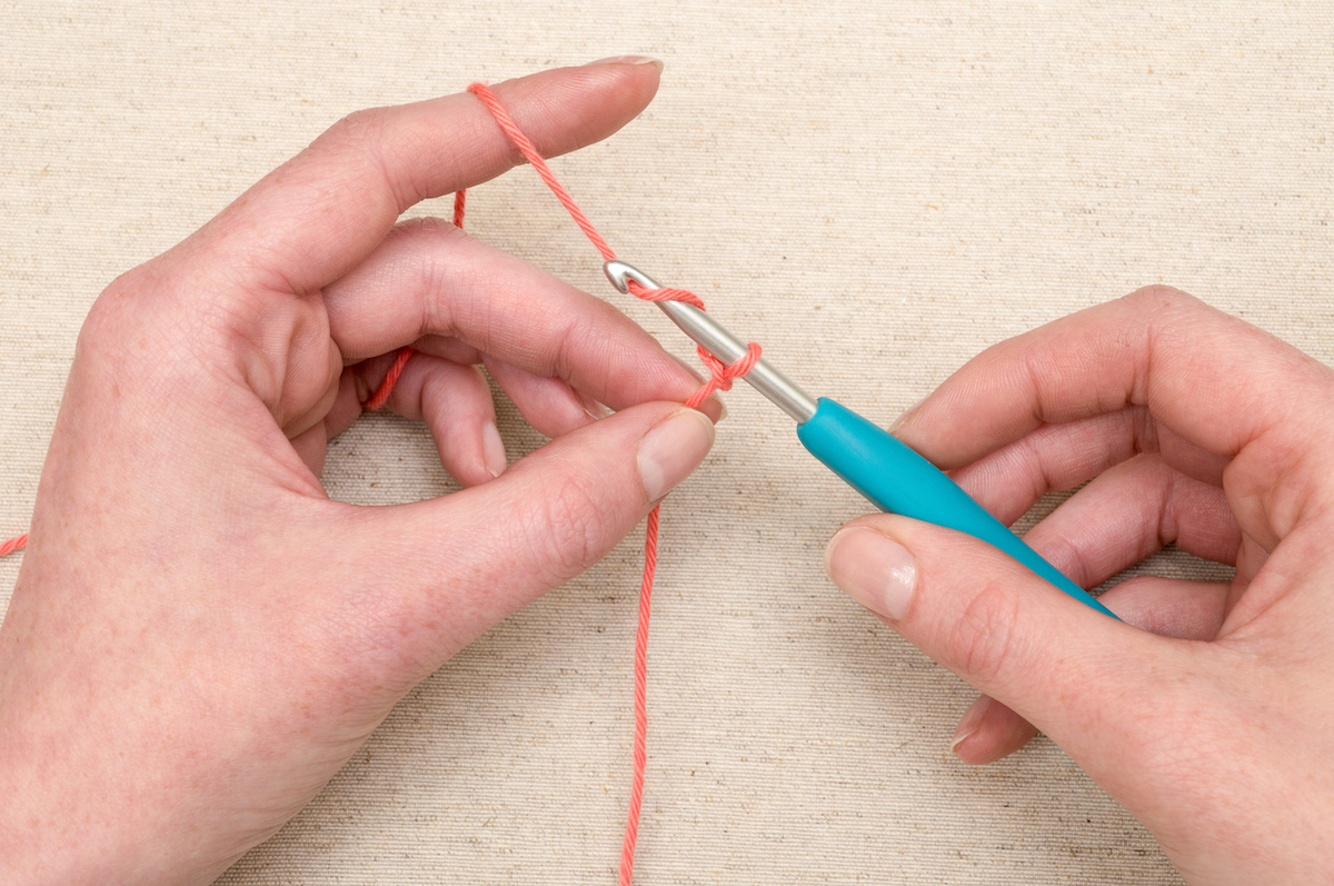 how to crochet for beginners - holding the crochet hook and yarn