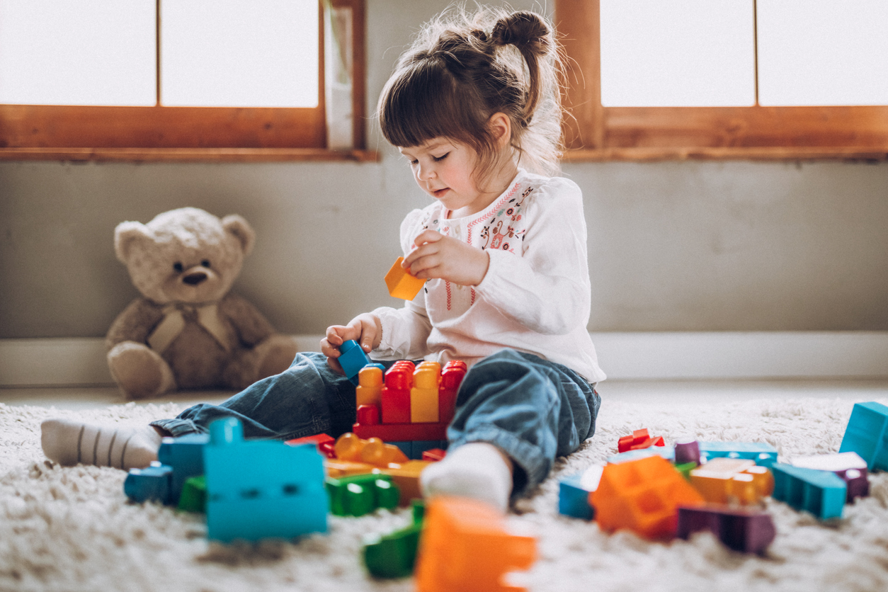 how to use oxiclean toddler playing with plastic building blocks