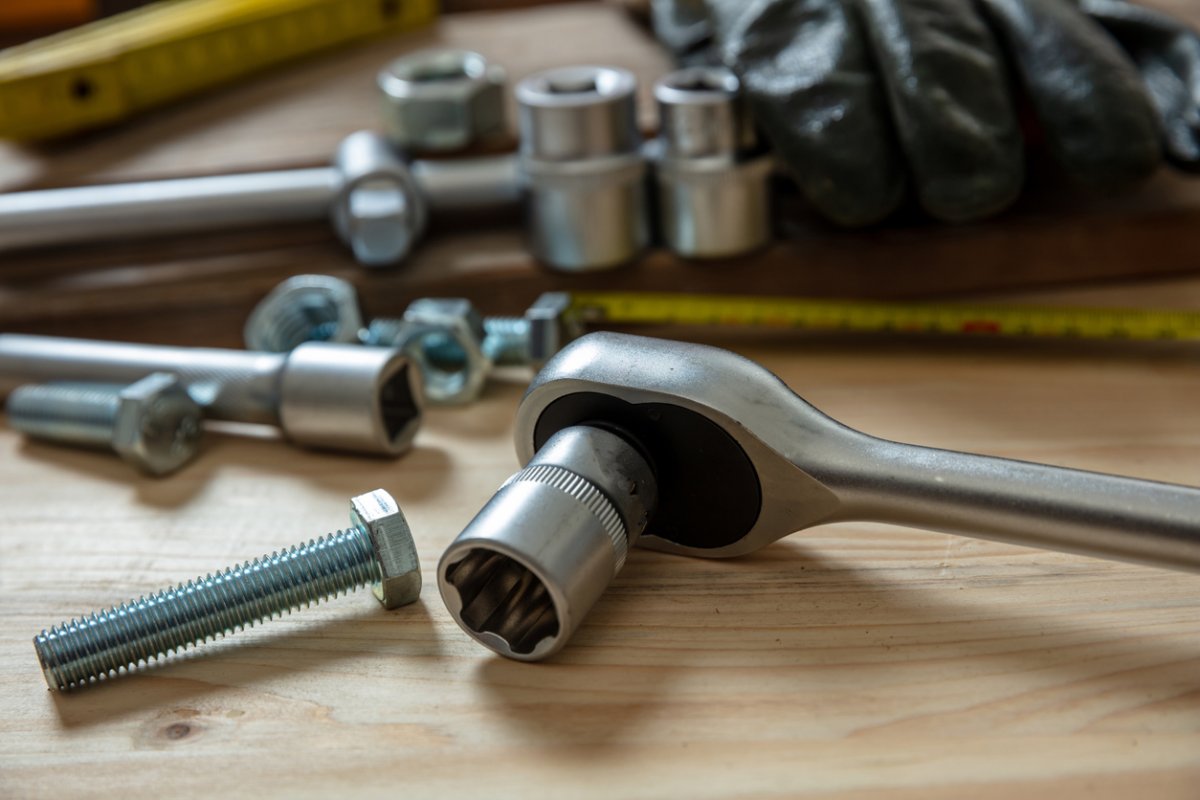 iStock-1367614584 how to use a torque wrench rque wrench, work tool on wooden background