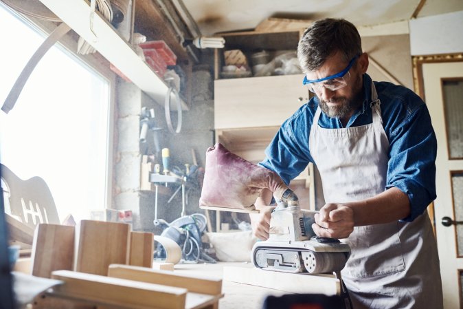 iStock-846591090 how to use a belt sander carpenter with belt sander