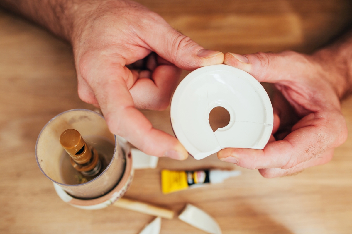 how long does super glue take to dry - person holding broken ceramic dish together