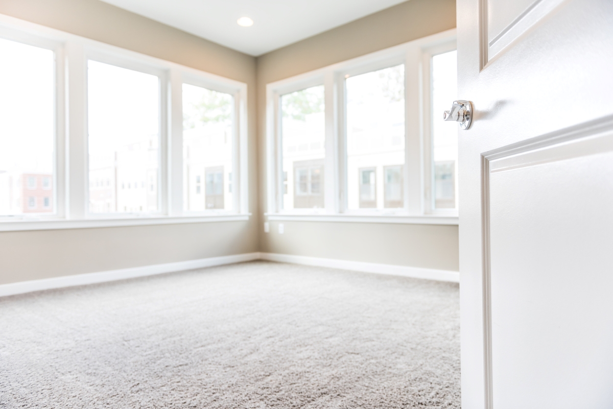 how long does it take carpet to dry after cleaning - empty carpeted room seen through open door