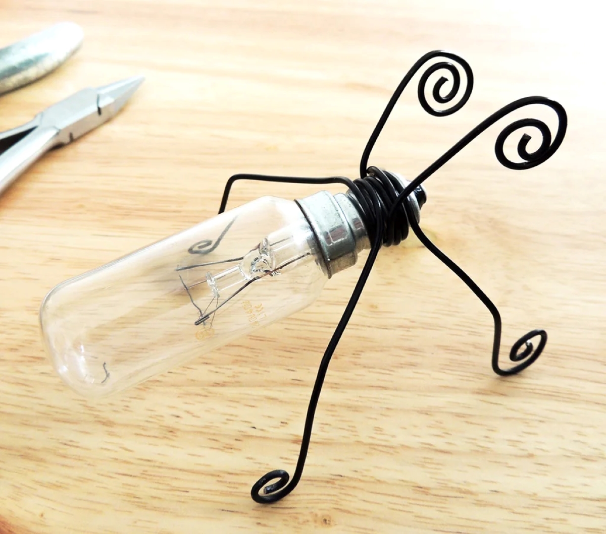 Light bulb bug craft