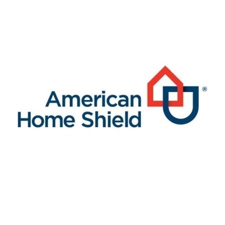  Les mots 'American home shield&#039 ; sont écrits en bleu avec le logo bleu et rouge de la société&#039 ; sur un fond blanc.