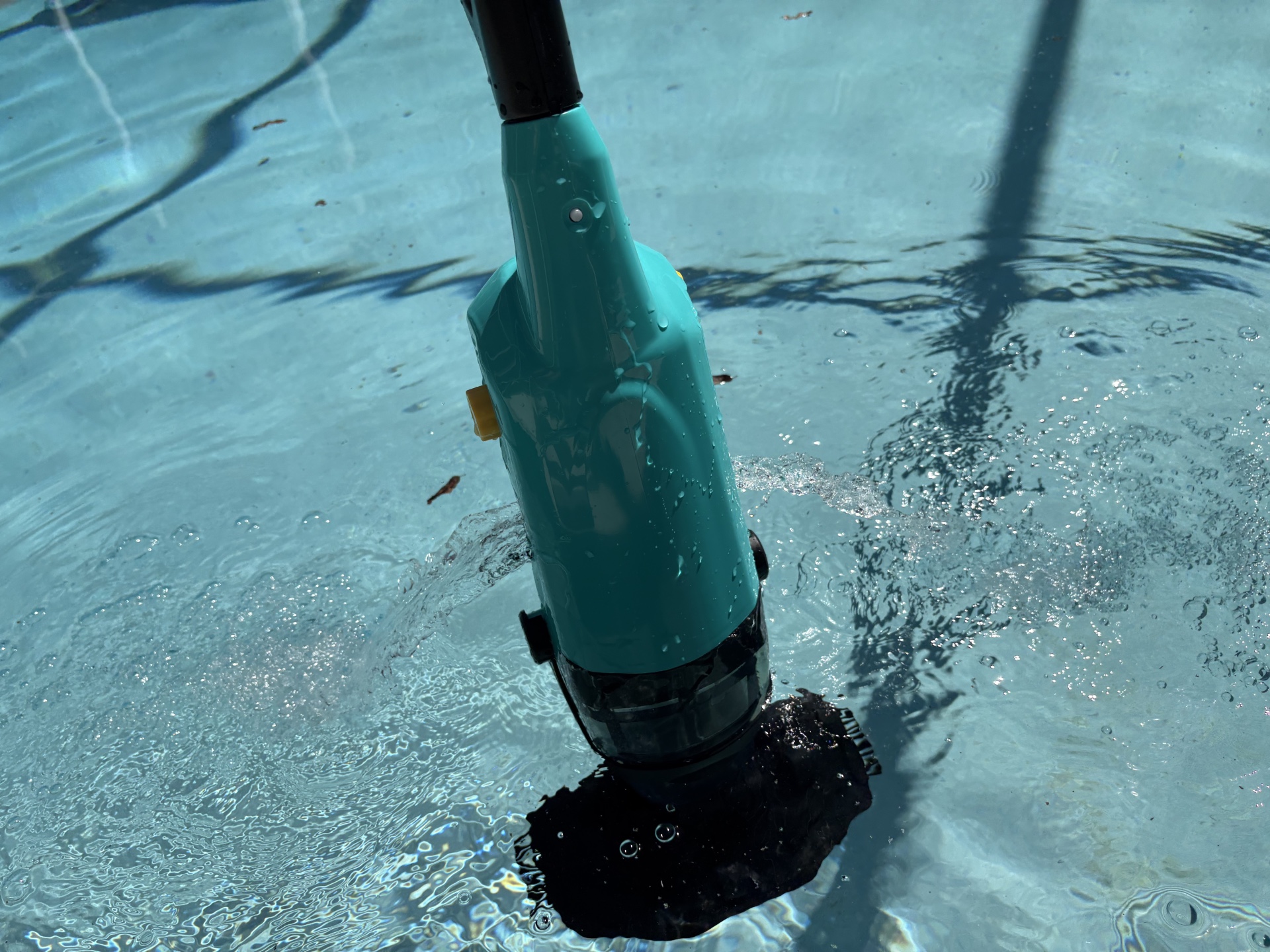 a person using Efurden Handheld Rechargeable Pool Cleaner 