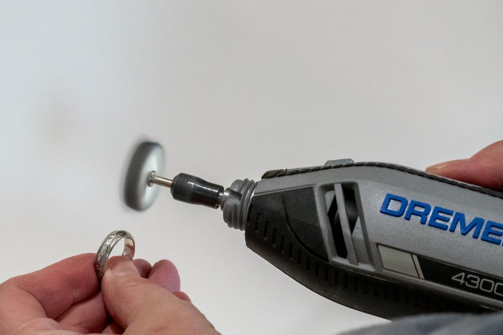 Person using Dremel 4300 rotary Tool to polish sterling silver ring