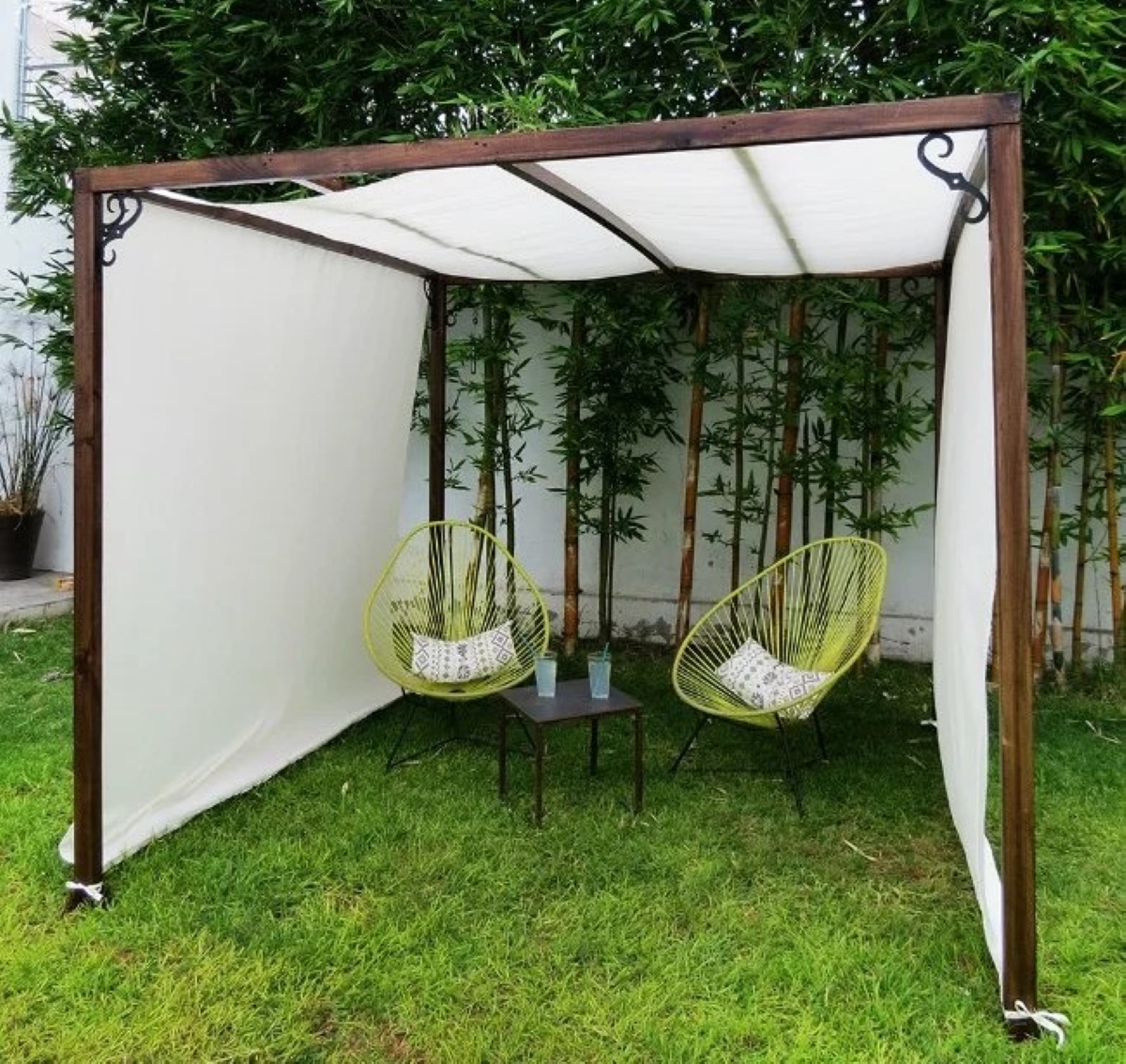 DIY outdoor privacy screen.