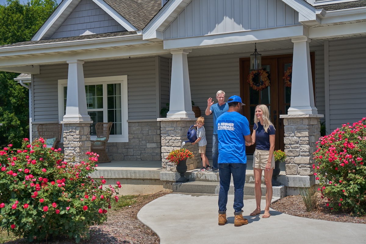 American Standard shaking hands with homeowner after installing a new heat pump.