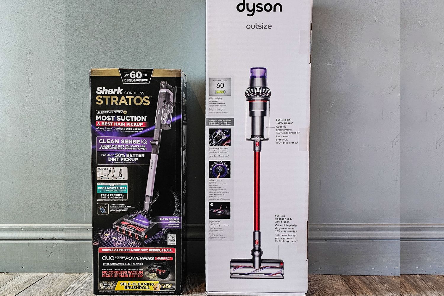 Dyson- und Shark-Boxen nebeneinander vor dem Auspacken und Testen.