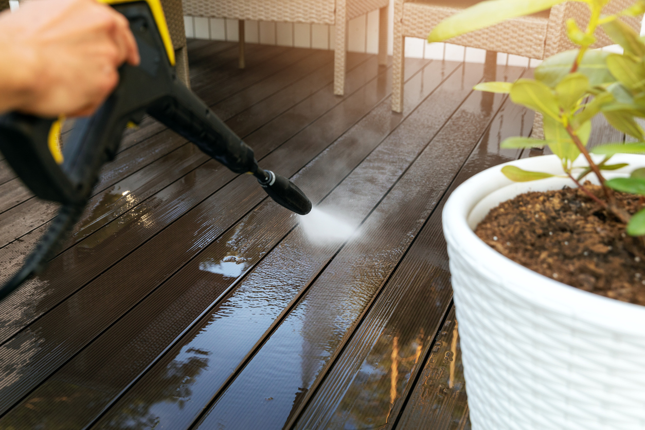 How Much Does It Cost to PressureWash a Deck? (2024 Guide)