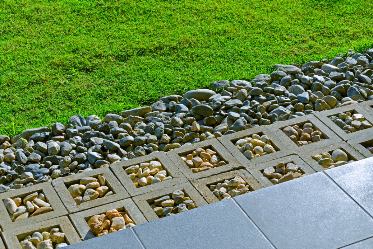 Ground is decorated in the garden with green grass, gravel and completes the survey.