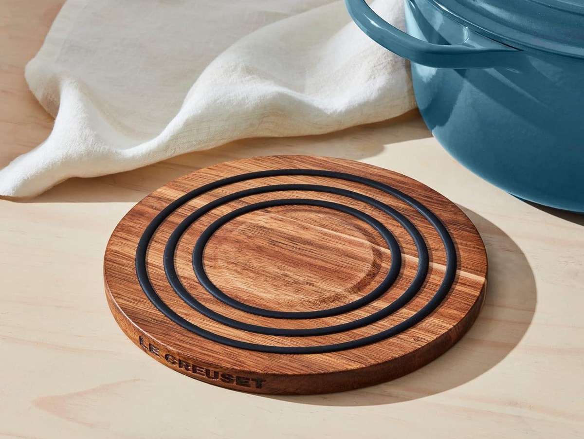 Accessories You Need for Your Cast-Iron Skillet Option Magnetic Wooden Trivet