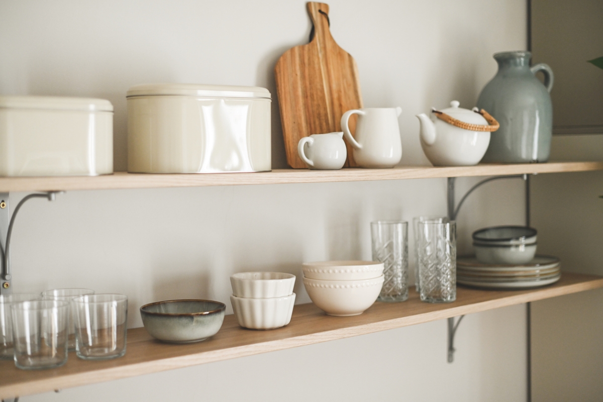 Open kitchen shelving with stylish dishes and cups.