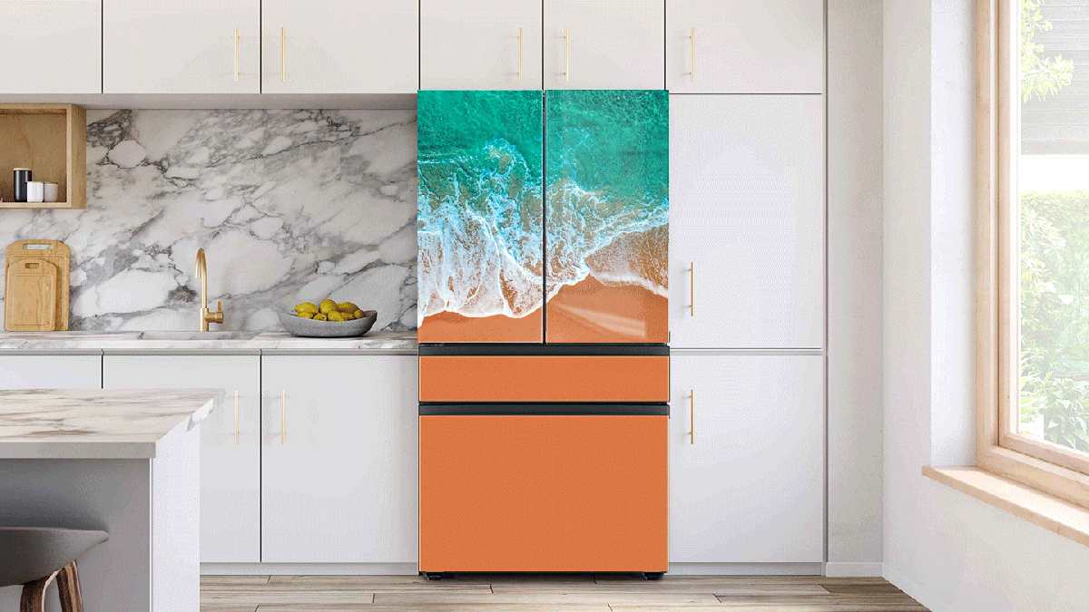 A Samsung refrigerator changes appearances to show beach scenes and a happy family.