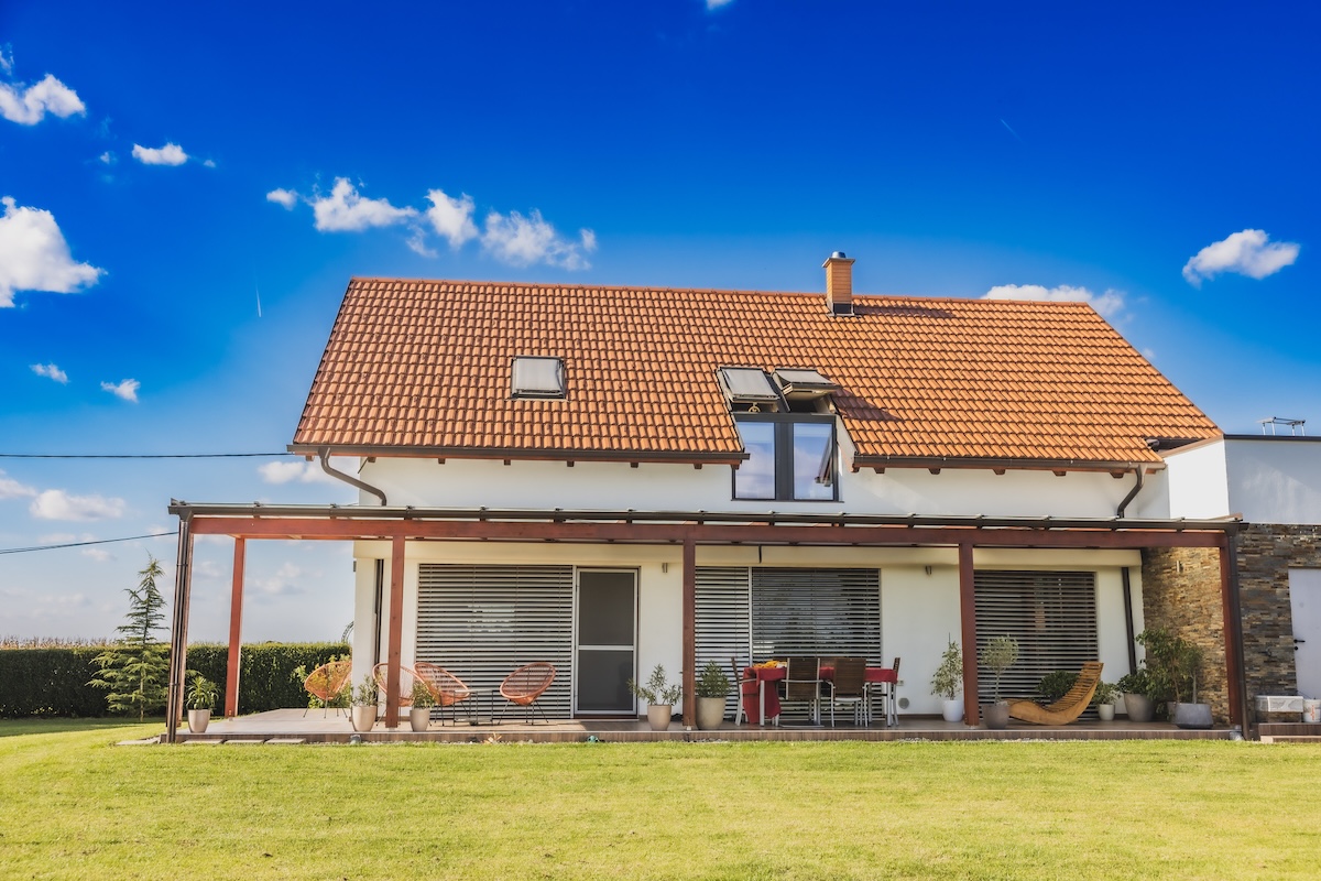 A small house on an open sunny plot displaying heat-resistant building materials.