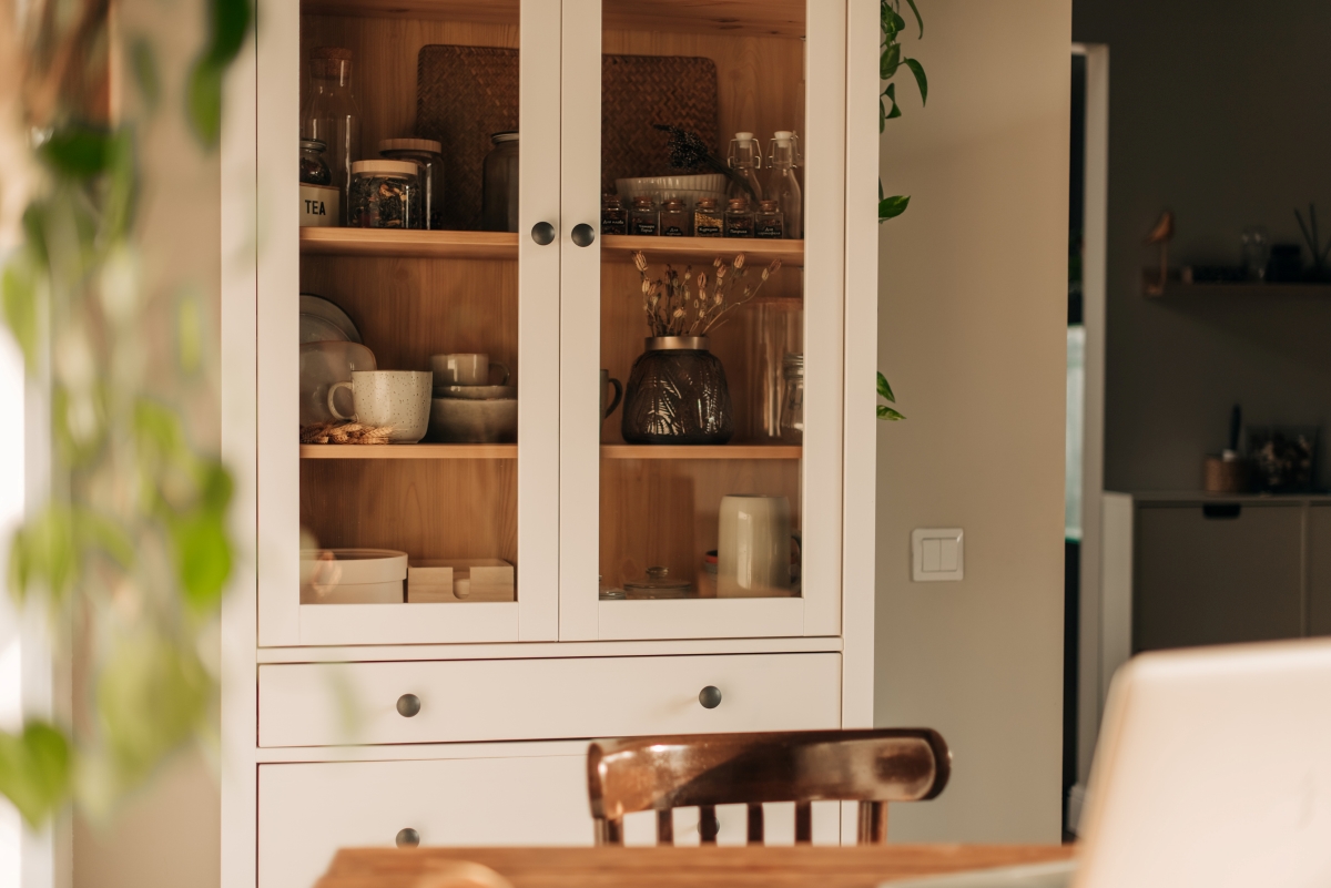 A kitchen glass cabinet with decorative kitchen accessories.