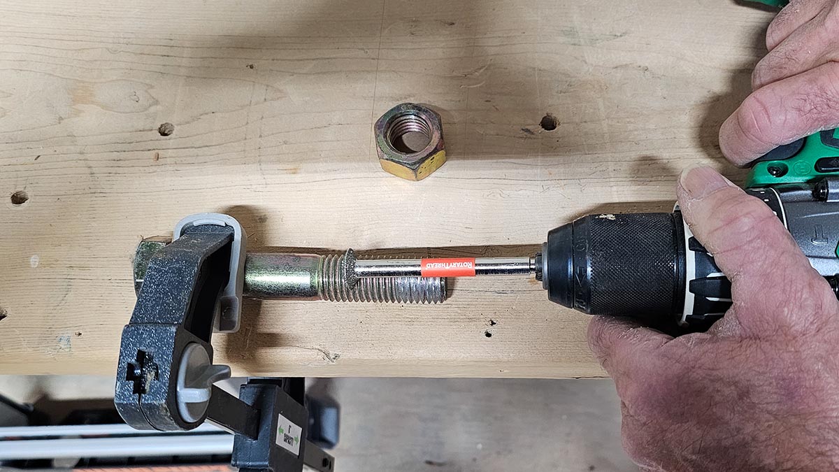 Clamping bolt for repair with rotary thread standard restore